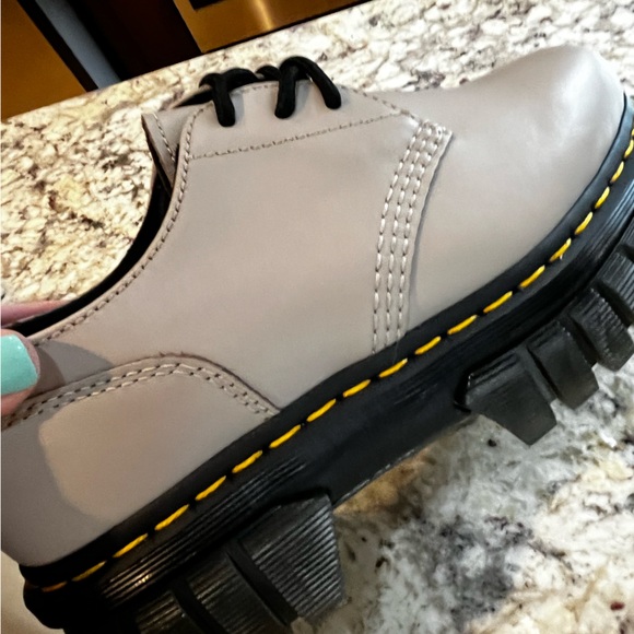 NEW Dr. Martens AUDRICK  LEATHER PLATFORM SHOES In VINTAGE TAUPE, Size 8 or 9 - Picture 11 of 15